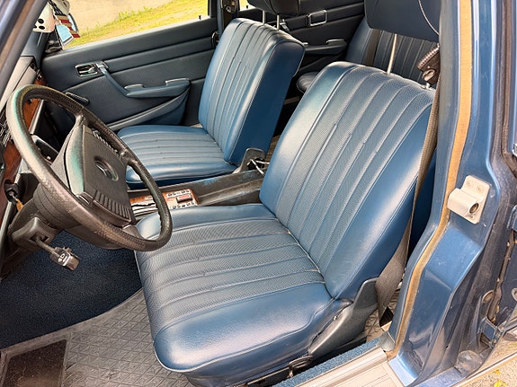 Mercedes-Benz 280 SE 9 of 12