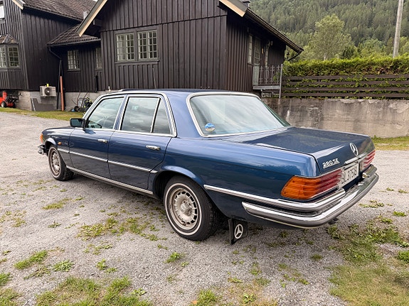 Mercedes-Benz 280 SE 3 of 12