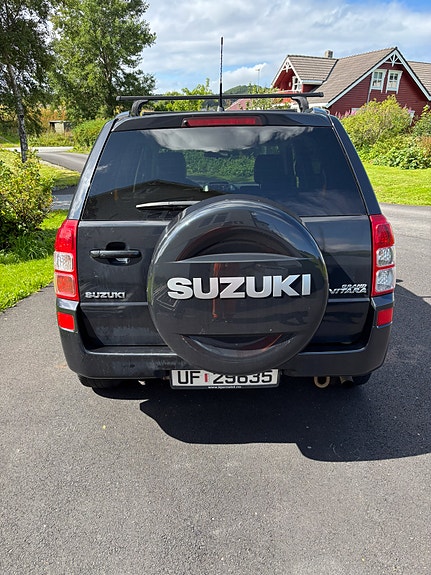 Suzuki Grand Vitara 3 of 10