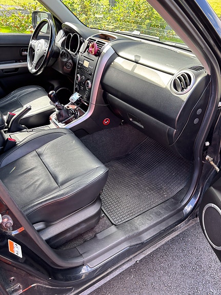Suzuki Grand Vitara 4 of 10