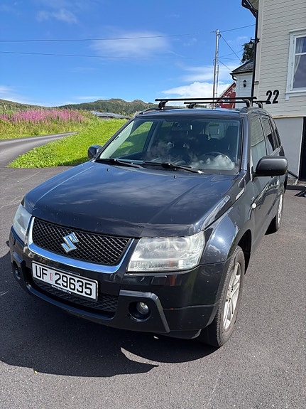 Suzuki Grand Vitara 2 of 10