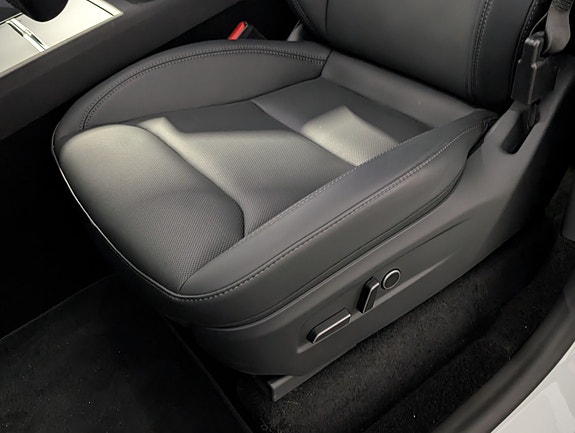 Tesla Model Y 19 of 23