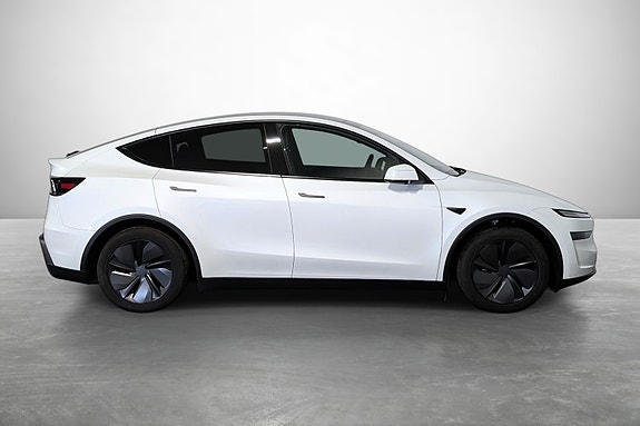 Tesla Model Y 4 of 23