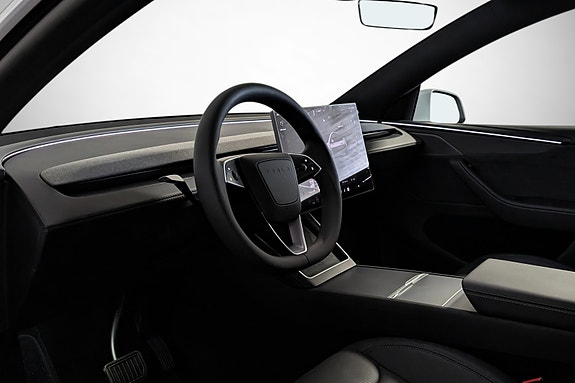 Tesla Model Y 9 of 23