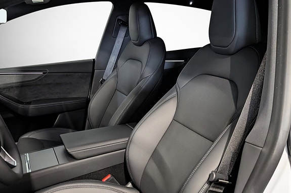 Tesla Model Y 18 of 23