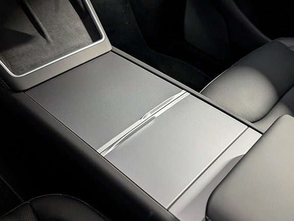 Tesla Model Y 17 of 23