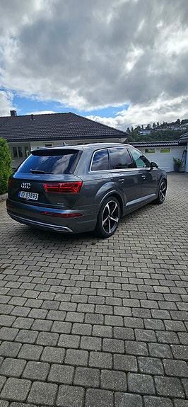 Audi Q7 2 of 7