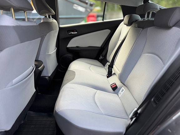 Toyota Prius Plug-in Hybrid 15 of 30