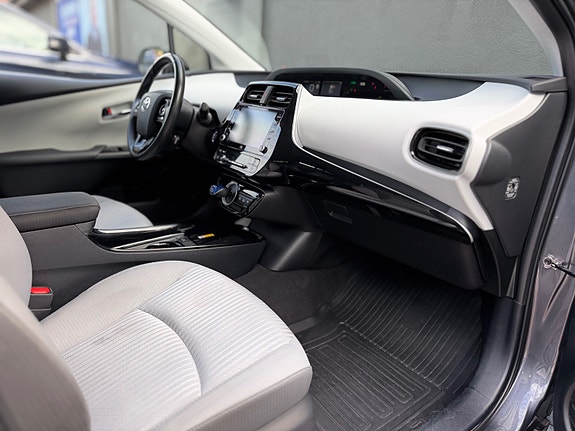 Toyota Prius Plug-in Hybrid 17 of 30