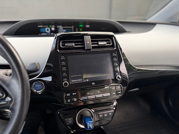 Toyota Prius Plug-in Hybrid 25 of 30
