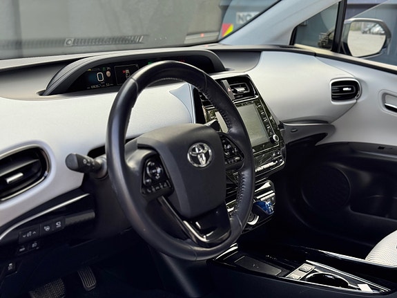 Toyota Prius Plug-in Hybrid 11 of 30