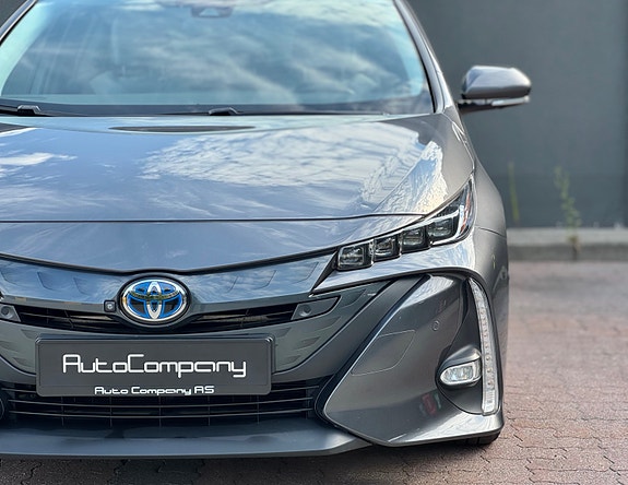 Toyota Prius Plug-in Hybrid 4 of 30