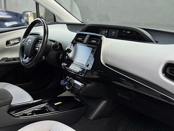 Toyota Prius Plug-in Hybrid 16 of 30