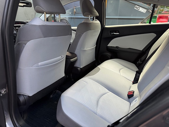 Toyota Prius Plug-in Hybrid 14 of 30