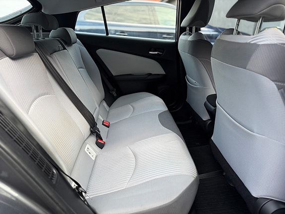 Toyota Prius Plug-in Hybrid 19 of 30