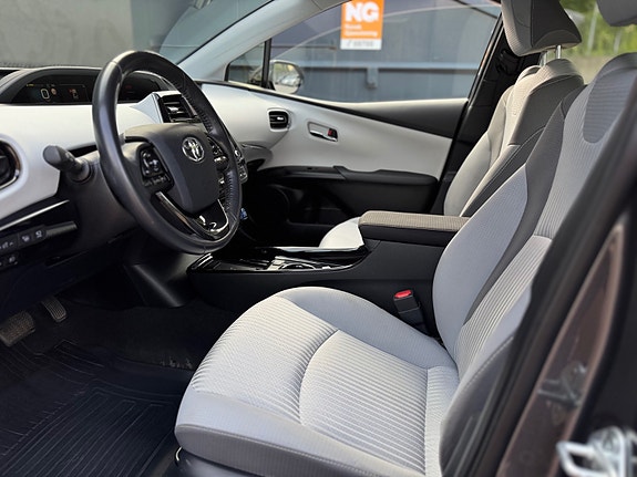 Toyota Prius Plug-in Hybrid 12 of 30