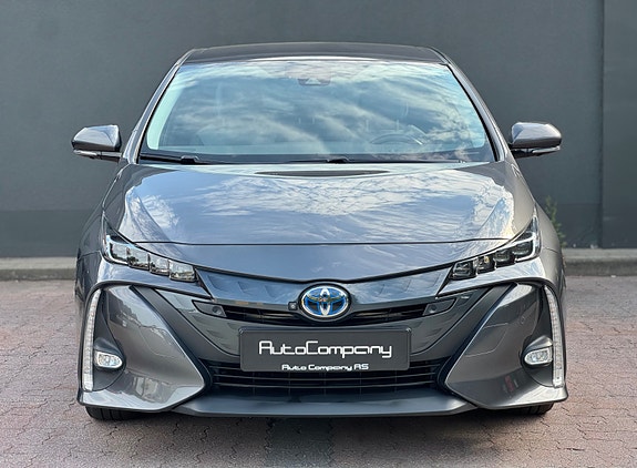 Toyota Prius Plug-in Hybrid 3 of 30