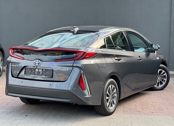 Toyota Prius Plug-in Hybrid 7 of 30