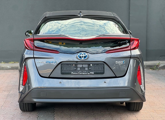Toyota Prius Plug-in Hybrid 8 of 30