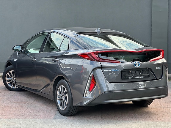 Toyota Prius Plug-in Hybrid 6 of 30