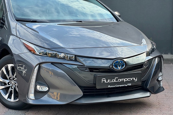 Toyota Prius Plug-in Hybrid 2 of 30