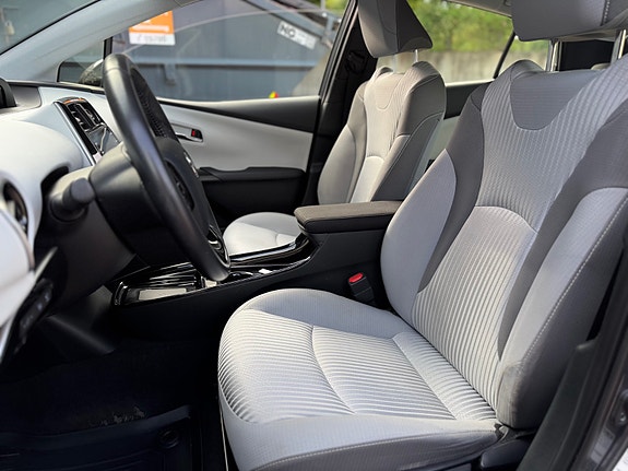 Toyota Prius Plug-in Hybrid 13 of 30