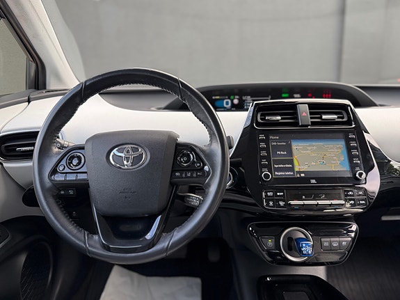 Toyota Prius Plug-in Hybrid 23 of 30