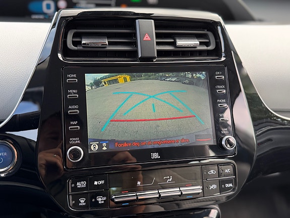 Toyota Prius Plug-in Hybrid 28 of 30