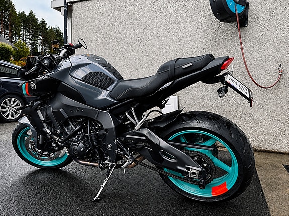 Yamaha MT-10 2 of 8