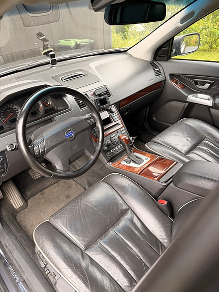 Volvo XC90 10 of 18