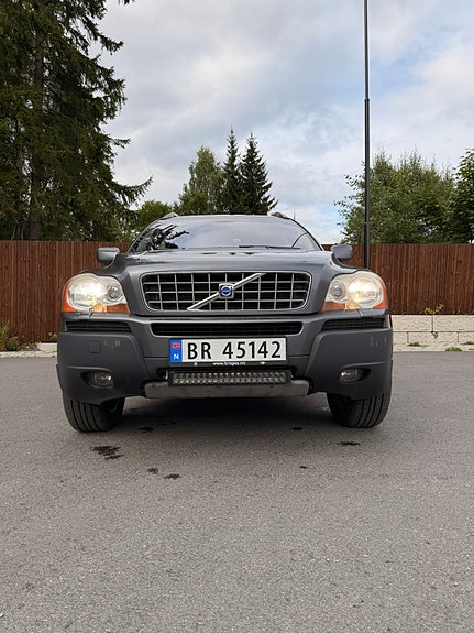 Volvo XC90 2 of 18