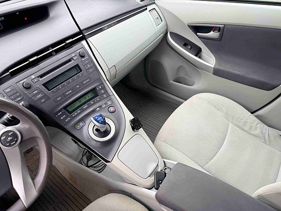 Toyota Prius 16 of 30