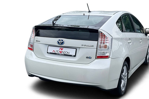 Toyota Prius 8 of 30