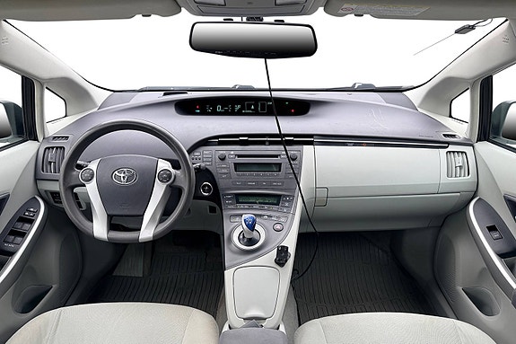Toyota Prius 15 of 30
