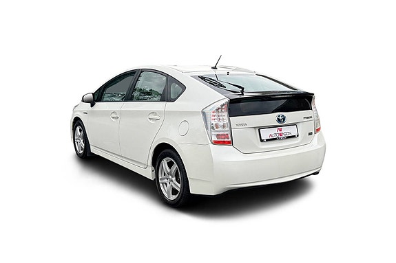 Toyota Prius 4 of 30