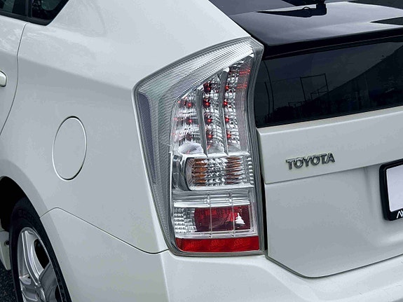 Toyota Prius 9 of 30