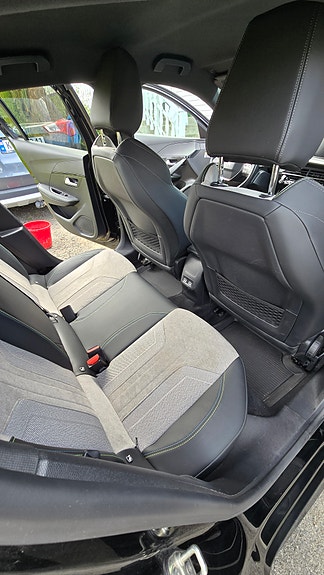 Peugeot 208 7 of 12
