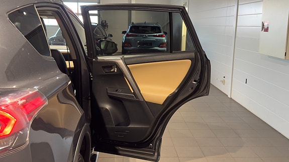 Toyota RAV4 14 of 30