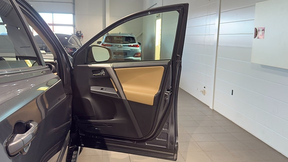 Toyota RAV4 16 of 30