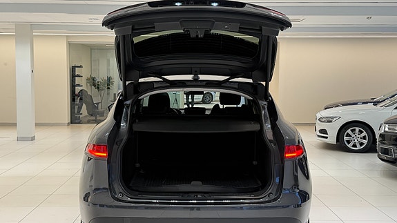 Jaguar F-PACE 28 of 30