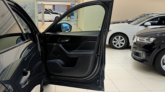 Jaguar F-PACE 17 of 30