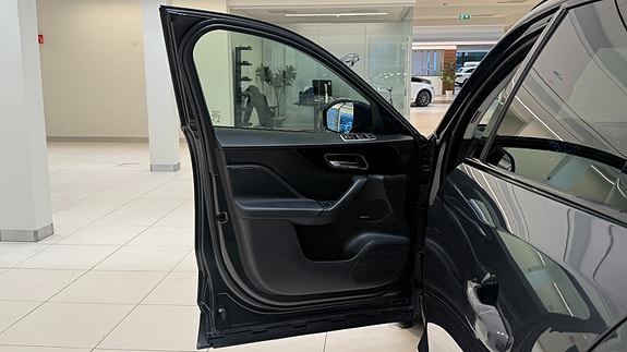 Jaguar F-PACE 10 of 30