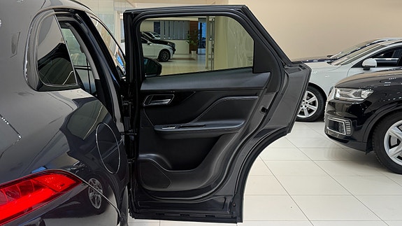 Jaguar F-PACE 14 of 30