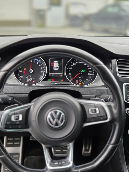 Volkswagen Golf VII 27 of 27