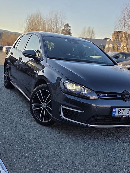 Volkswagen Golf VII 2 of 27