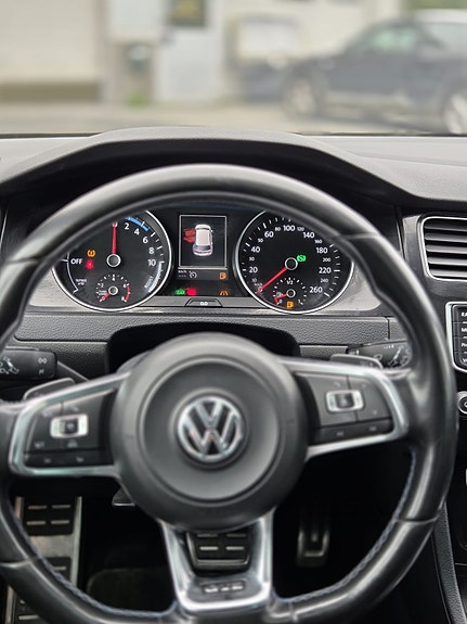 Volkswagen Golf VII 23 of 27