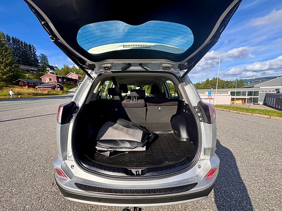 Toyota RAV4 8 of 19