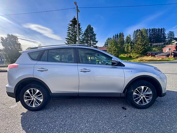 Toyota RAV4 2 of 19