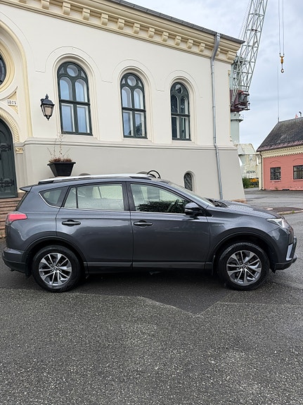 Toyota RAV4 9 of 24