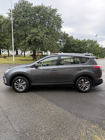 Toyota RAV4 3 of 24